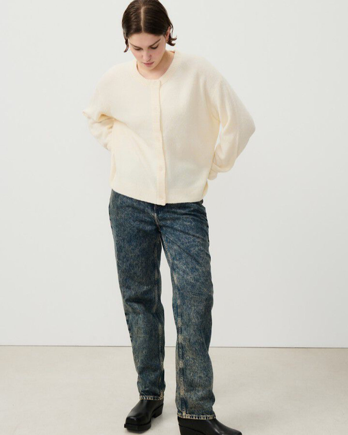 Model wears an American Vintage cream Damsville Cardigan