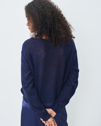 Person wearing a blue American Vintage knit sweater against a light gray background
