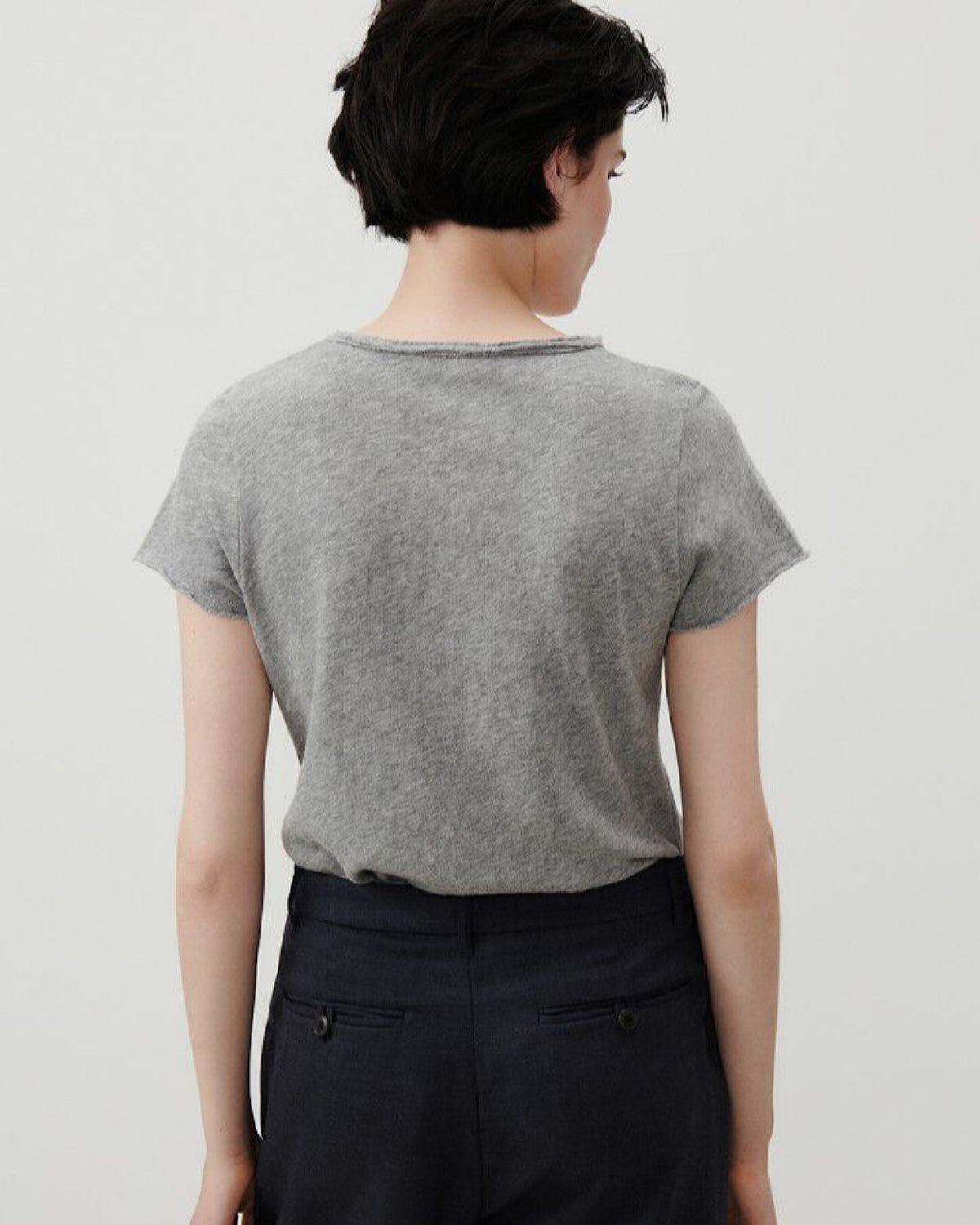 back view of a model wearing a grey marle Sonoma v neck T-shirt from American Vintage