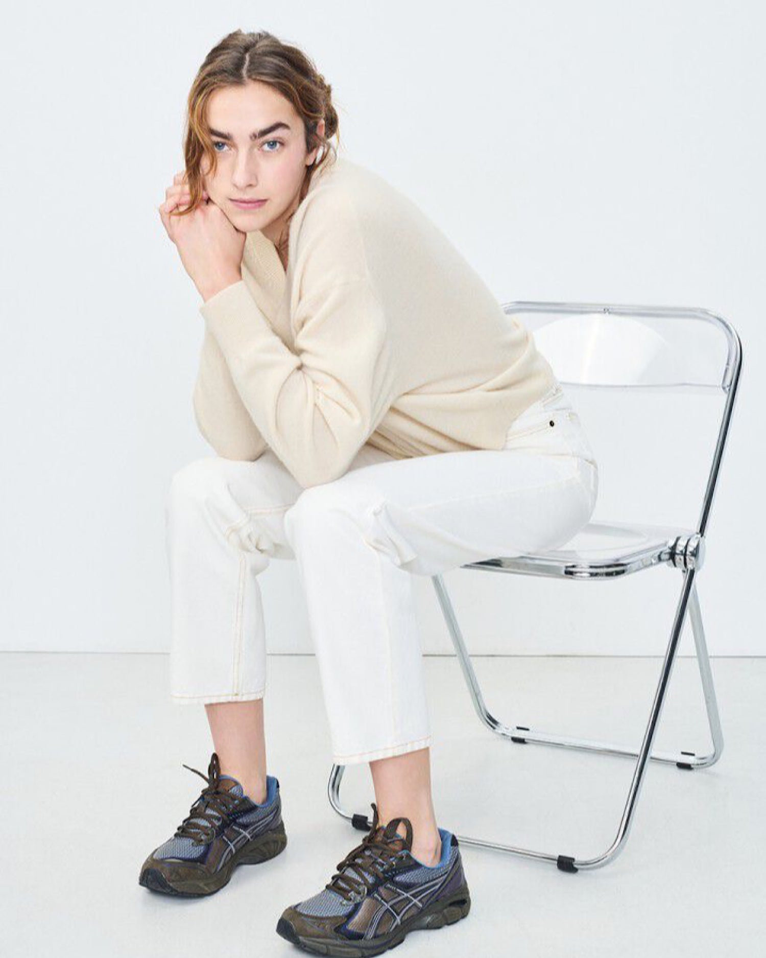Model wears a cream v neck Razow Sweater from American Vintage
