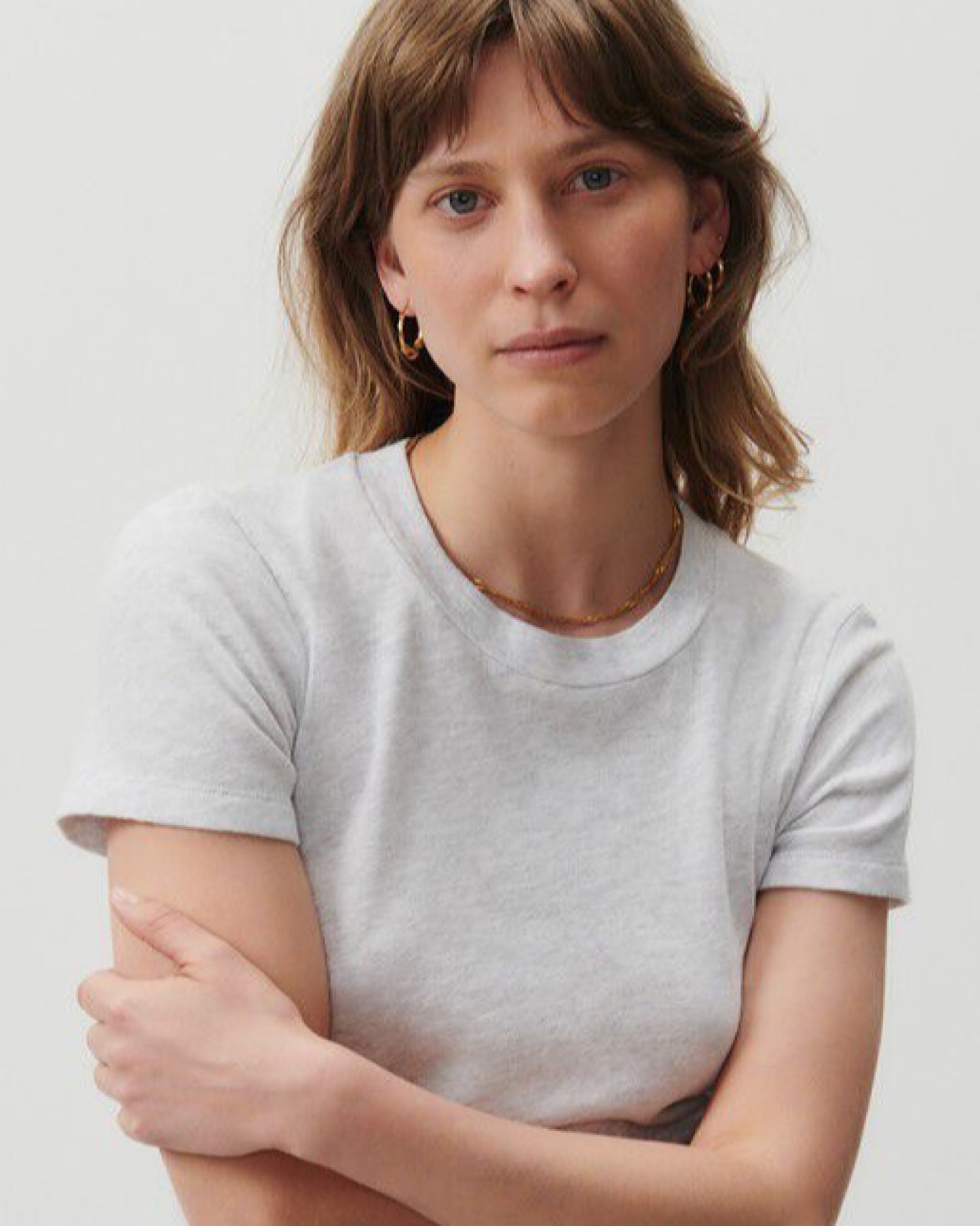 Model wears a Sonoma fitted round neck t-shirt in Arctic Grey by American Vintage