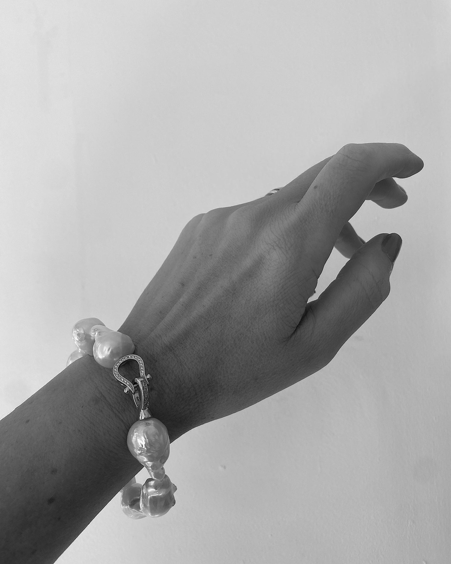 hand wearing a baroque pearl bracelet