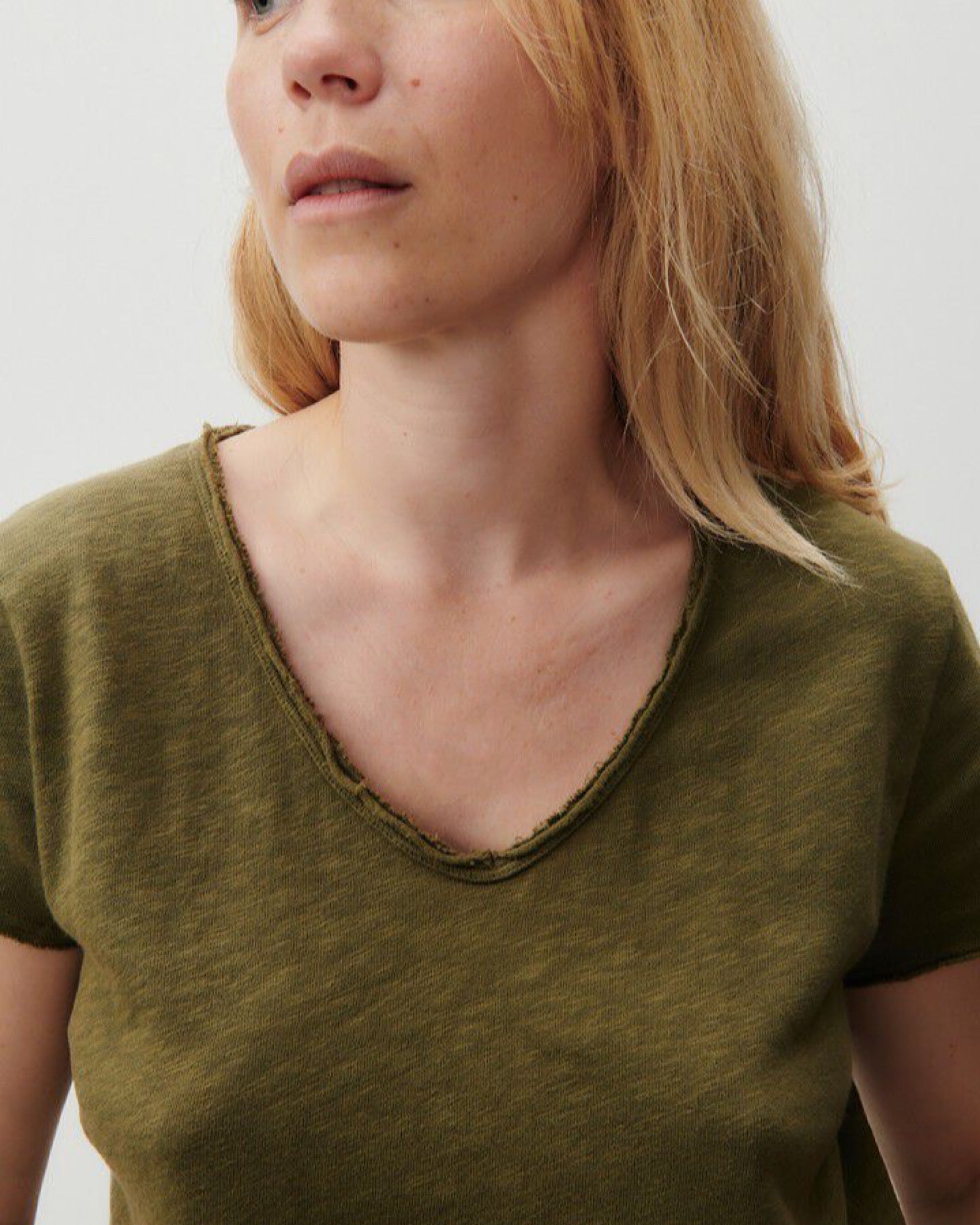 SONOMA SHORT SLEEVE V-NECK T-SHIRT BUSH The Pared Store