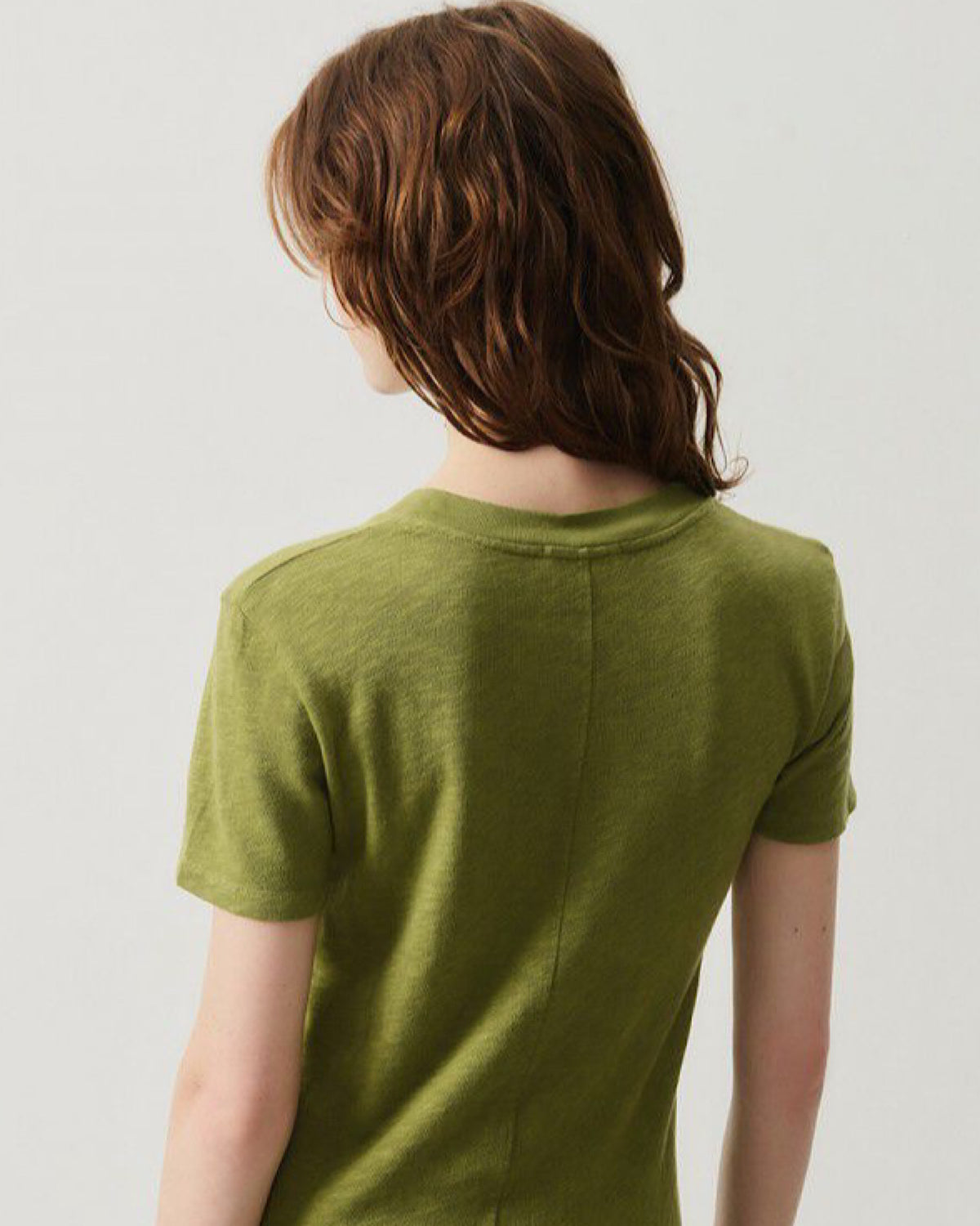 Model wears an American  Vintage Sonoma round neck T-shirt in Cameleon green