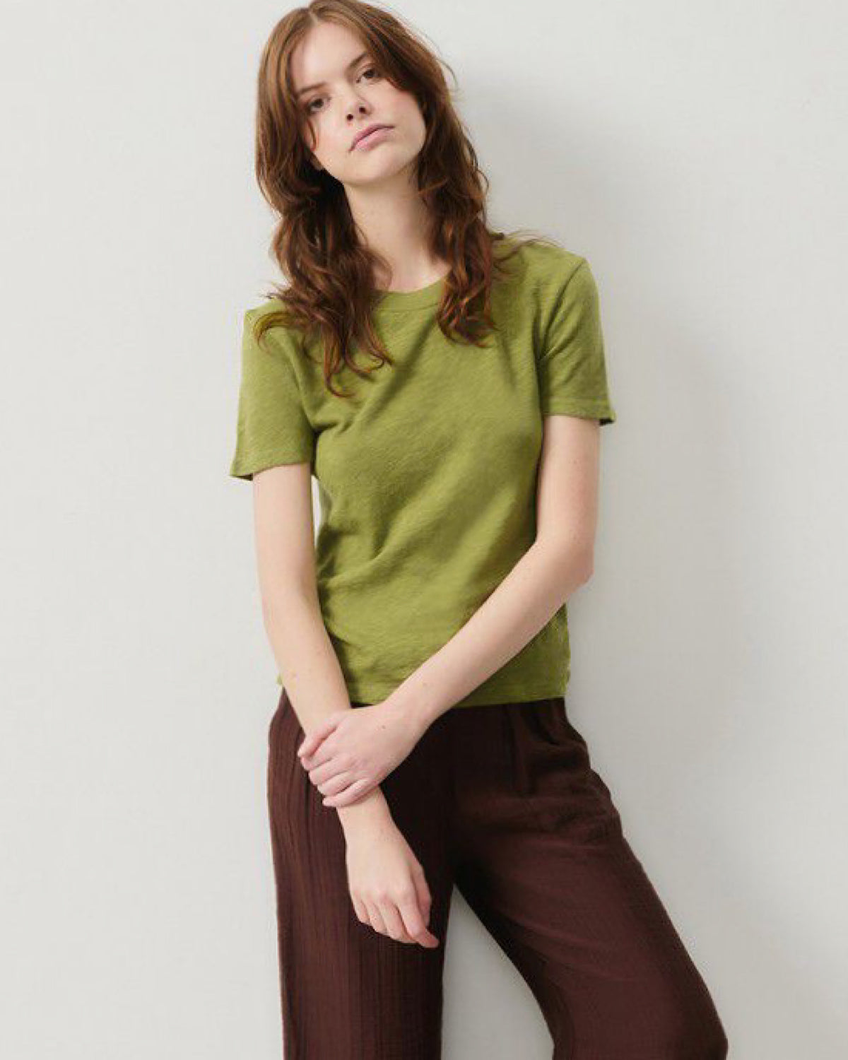 Model wears an American  Vintage Sonoma round neck T-shirt in Cameleon green