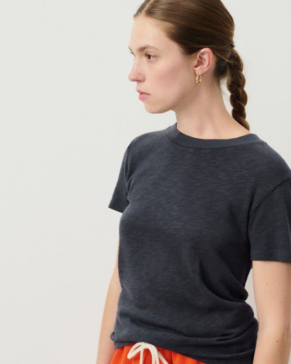 Model wears a Sonoma navy round neck T-shirt by American Vintage