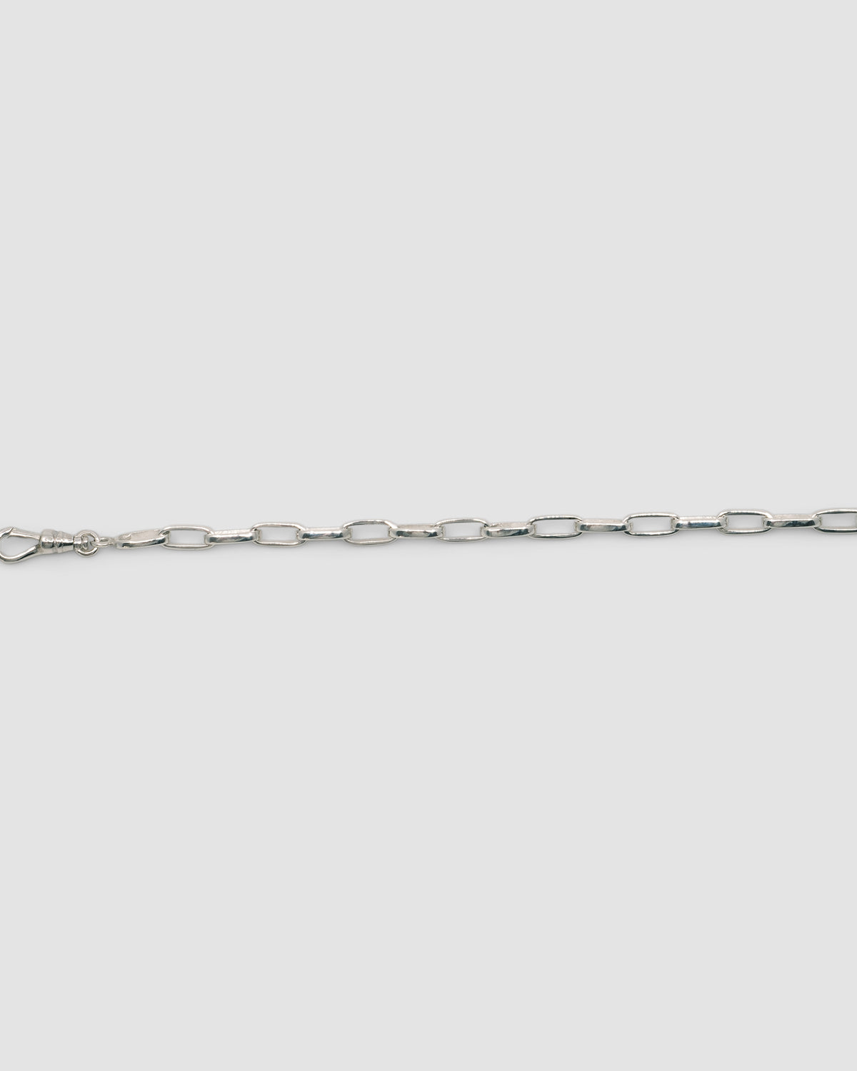 Simple silver oval chain bracelet with a clasp