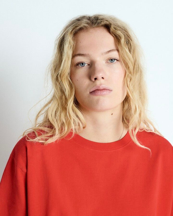 Person wearing a red American Vintage Fizvalley T against a white background