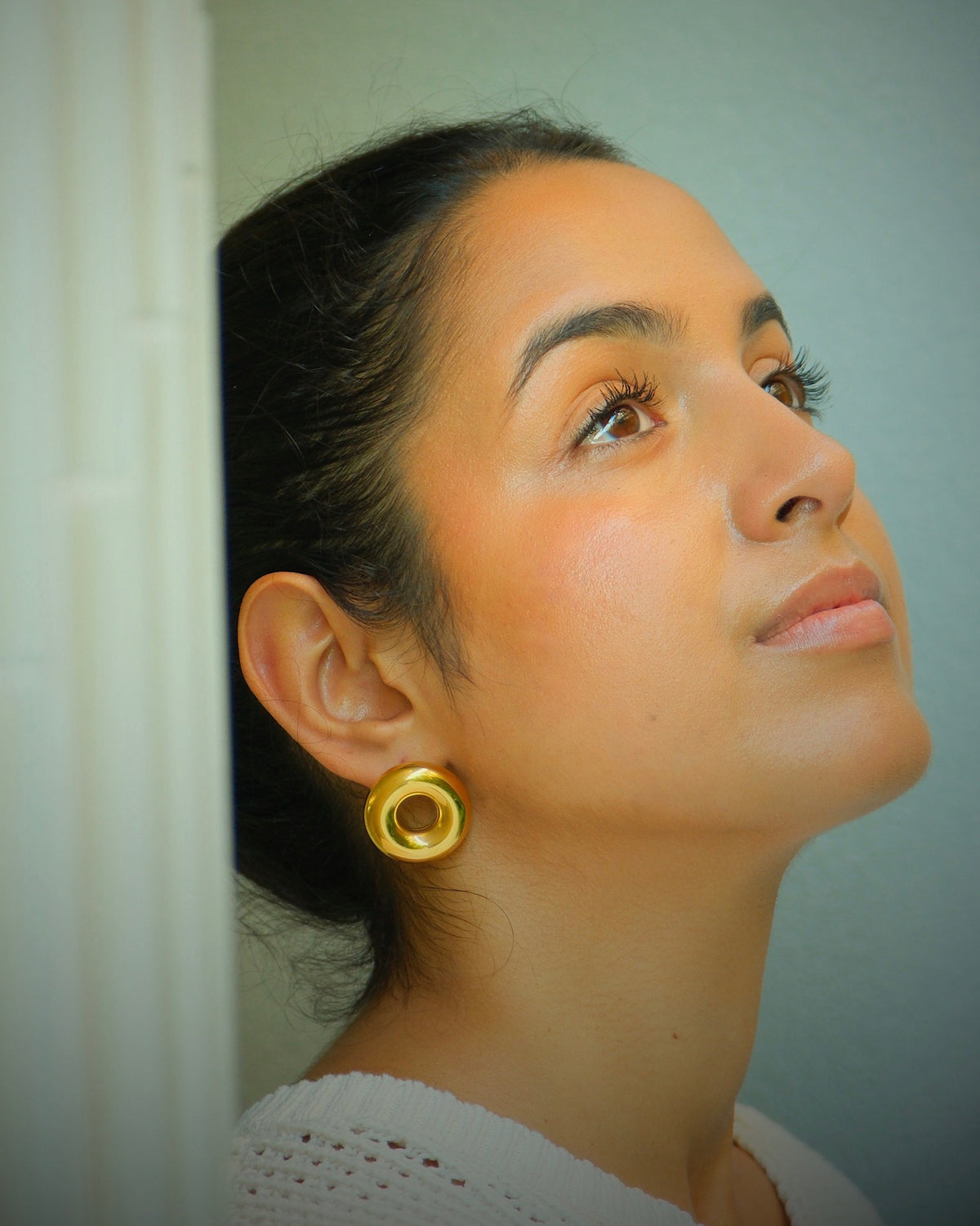 model wears circle earrings