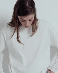 model wears an american fizvalley tshirt
