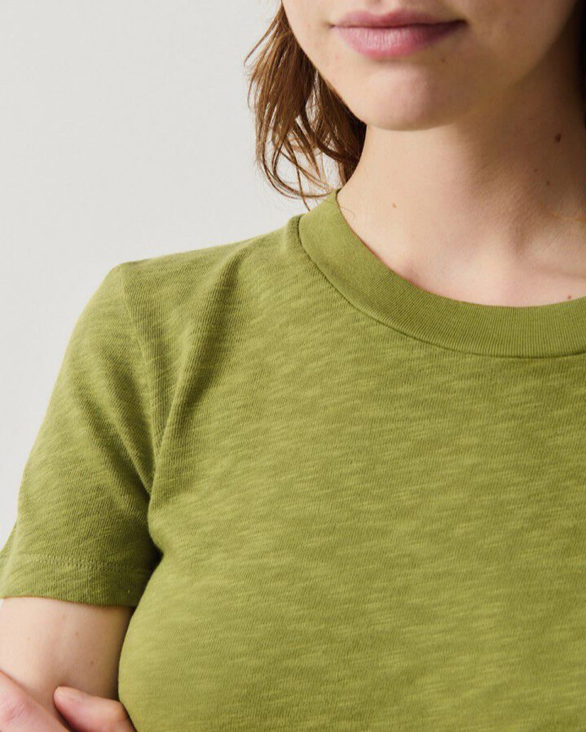 Model wears an American  Vintage Sonoma round neck T-shirt in Cameleon green